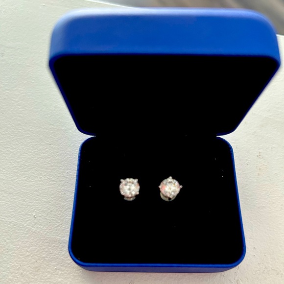 Jewelry - 1ct each Moissanite stud earrings. New in box!